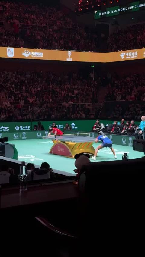 曼昱球技闪耀赛场，挥拍展现力量美感