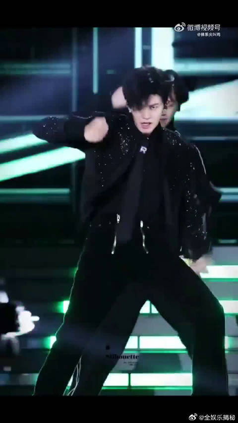 任嘉伦切换唱跳爱豆身份亮相跨年舞台