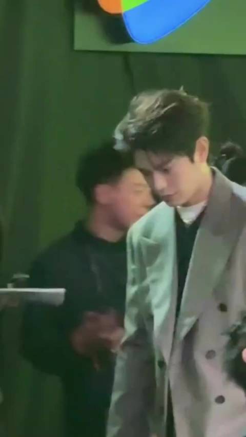 热心市民陈都灵和宋祖儿关心询问丁禹兮的身体状况