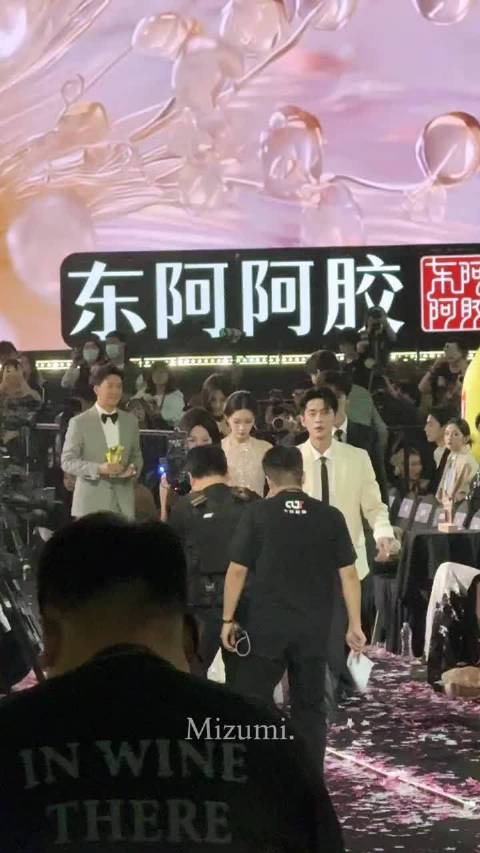 孟子义这一摔真的不轻，不怪把小林吓一跳，鞋跟高裙子长加上台阶太滑了