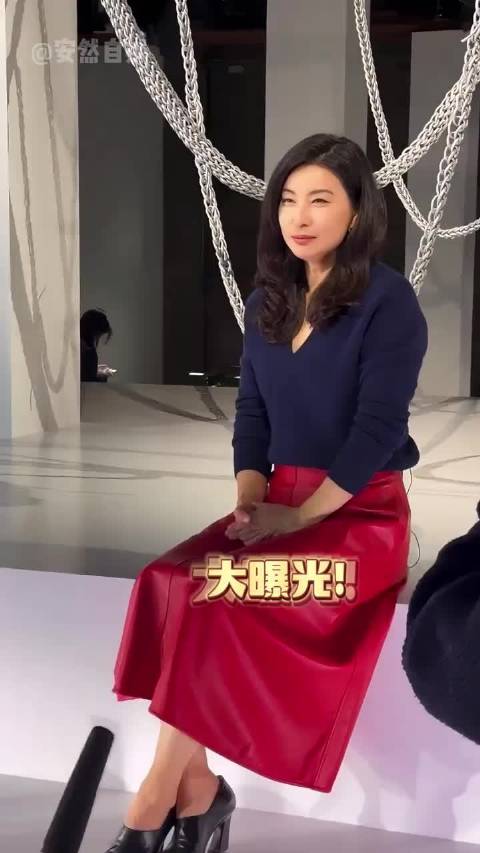 郭晶晶被问：你敢穿暴露礼服吗？谁料下意识的反应，暴露了在豪门的地位