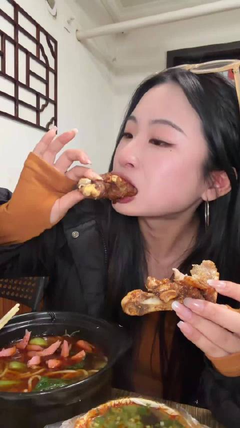 合肥官亭路小吃街烤猪蹄炒米粉引食客追捧