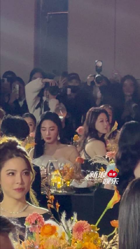 不语，只一味的研究菜单，看来今晚的菜会很丰盛呢~BAZAARJEWELRY生而闪耀