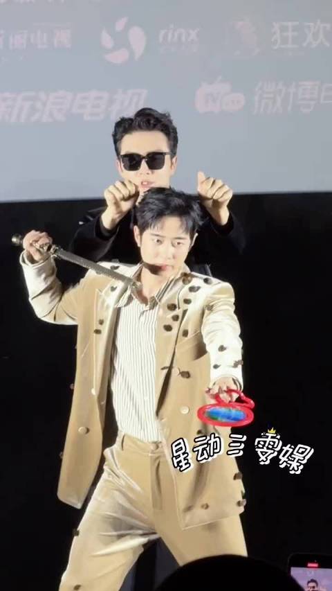 梁靖康秒变小狗回应高伟光比耳朵，现场萌翻众人