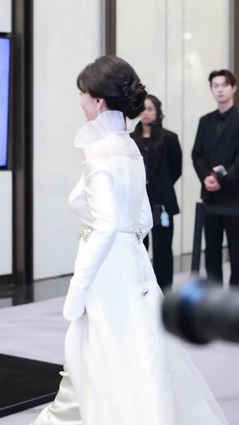 赵雅芝亮相芭莎珠宝盛典红毯，姐姐这状态可以让她演女儿国国王！ 怎么这么美