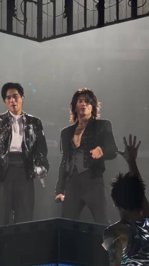 言承旭晒胸肌翘臀照引热议