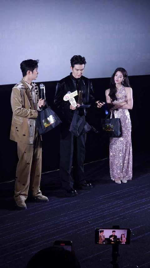 高伟光《哑舍》追剧团戴墨镜持青铜剑切换盲人模式