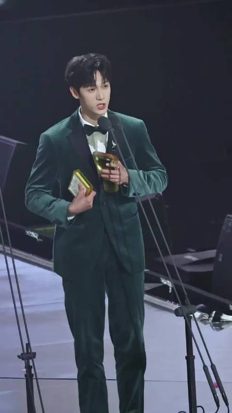 李昀锐真是暖男一枚啊 看到他笑着讲话就哈特软软