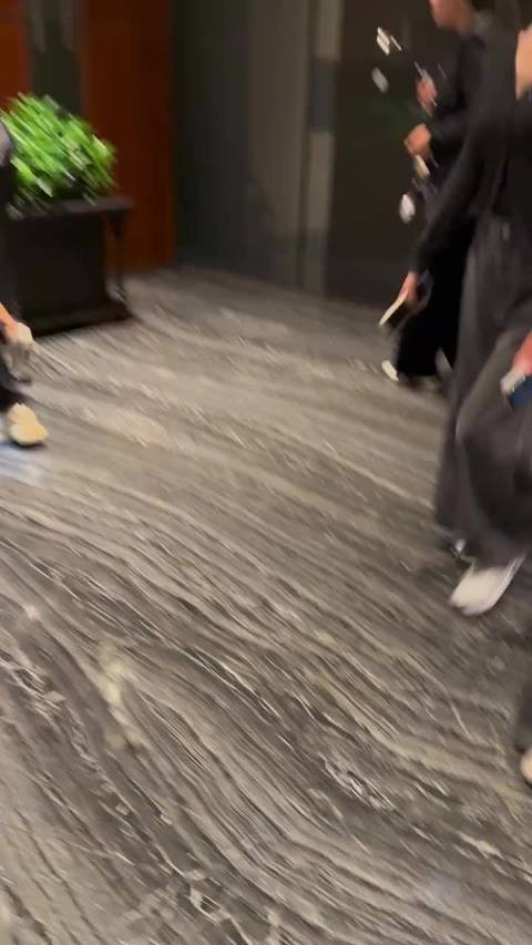 网友偶遇秦岚收工，高挑身形蹦跳走路显可爱