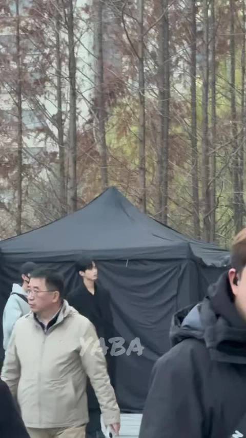 何与的大衣造型真的是帅得有点过分了！