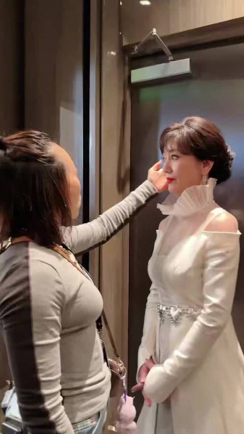 今日时尚芭莎珠宝年度盛典 红毯状态，像只优雅的白天鹅，美貌依旧稳定发挥