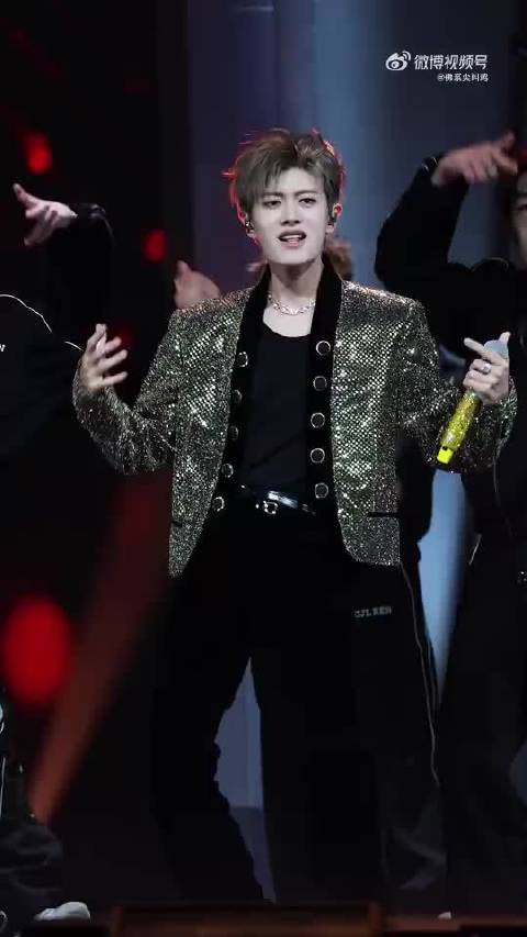 任嘉伦江苏卫视跨年舞台展现唱跳实力