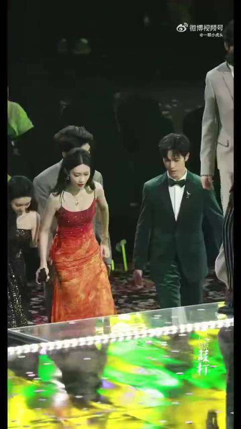 檀健次隔李昀锐扶孟子义防摔倒