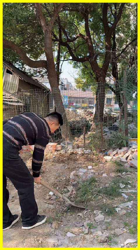 村长遭质问豪车来源,举铁锹拒回应