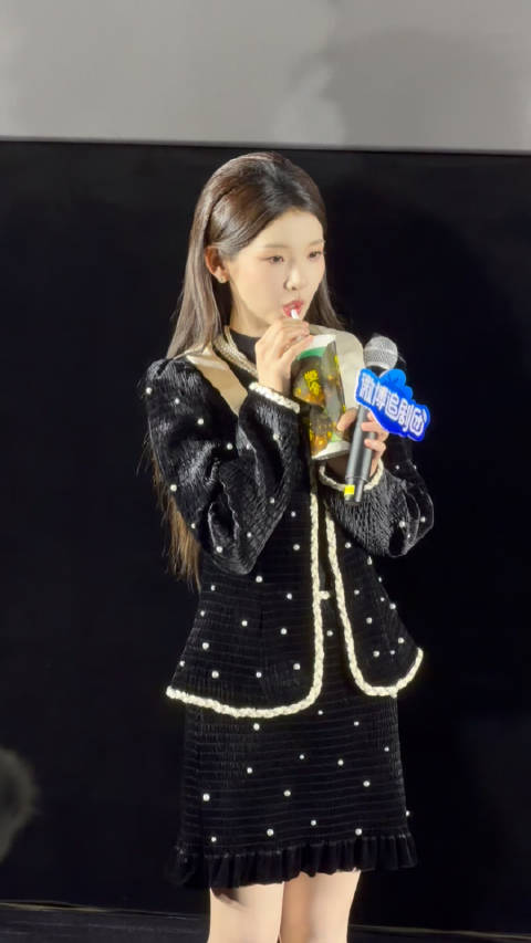 张淼怡还原喝奶茶名场面，好甜好可爱