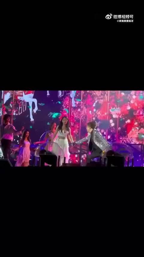 薛之谦又尴尬了，哈哈哈哈哈哈哈哈哈女舞伴不配合送来个男舞伴