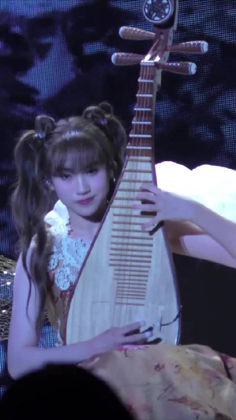 周传雄演唱会父女同框，看着这么大的女儿，我才来记起小刚老师也是奔六的人了