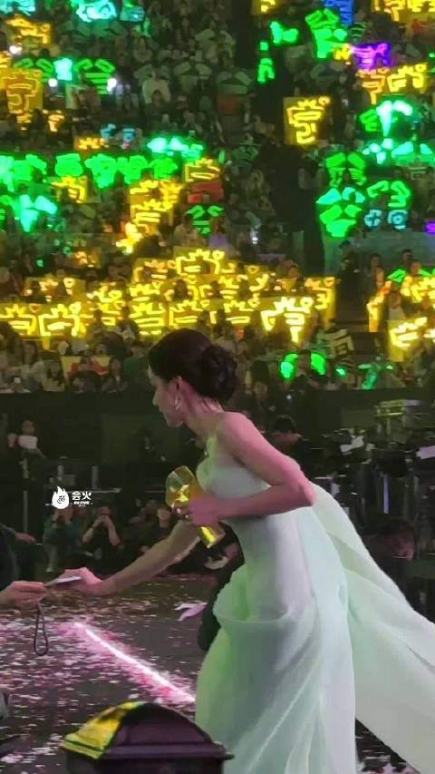 星光大赏热心市民丁禹兮，还帮陈都灵保管手机了