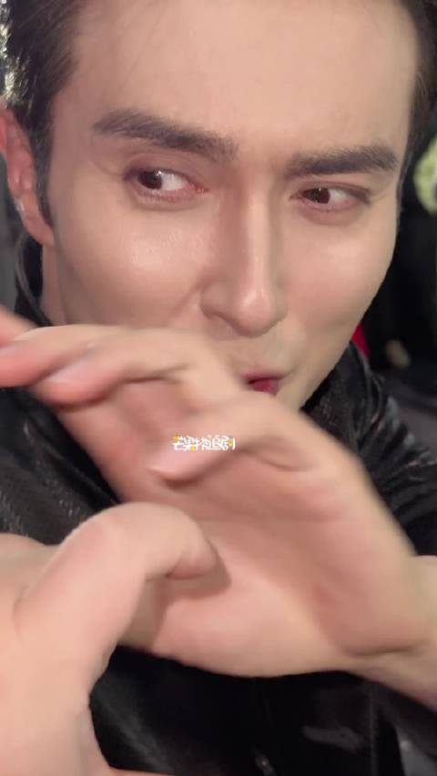 高伟光与粉丝比心互动，现身哑舍追剧团活动