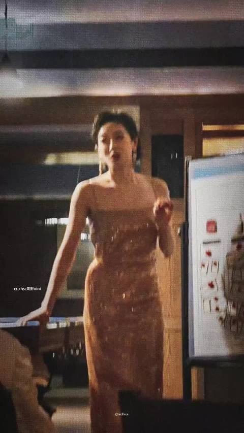 宋茜亮相时尚芭莎造型惊艳，御姐风尽显