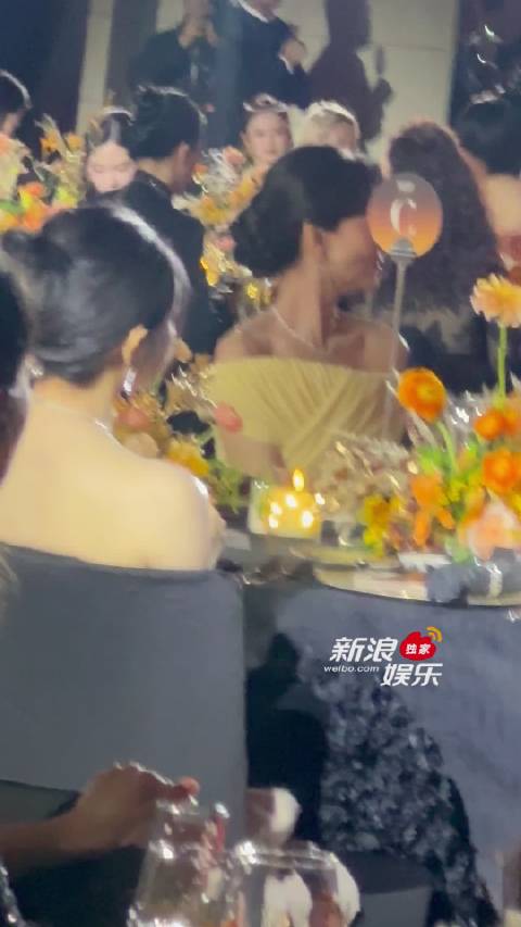 陈妍希亮相时尚芭莎珠宝盛典，娇憨甜笑引瞩目