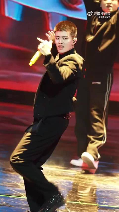 任嘉伦江苏卫视跨年舞台切号回归唱跳爱豆