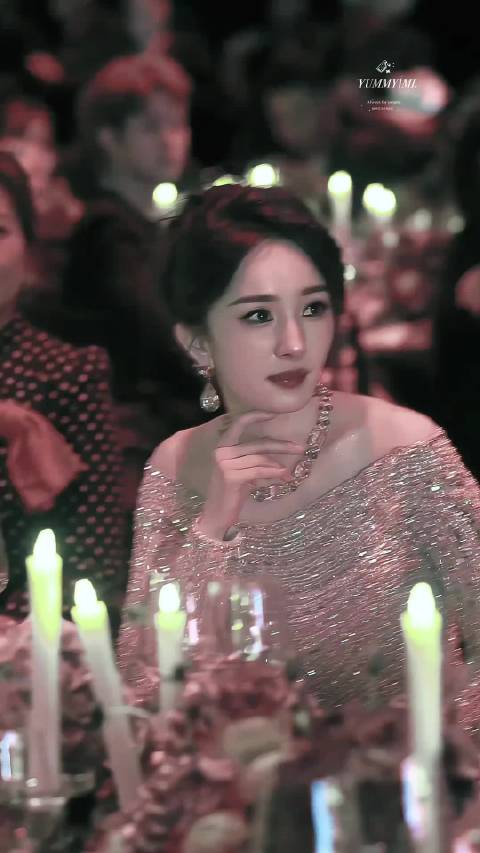 幂幂的眼神里太有故事感了杨幂