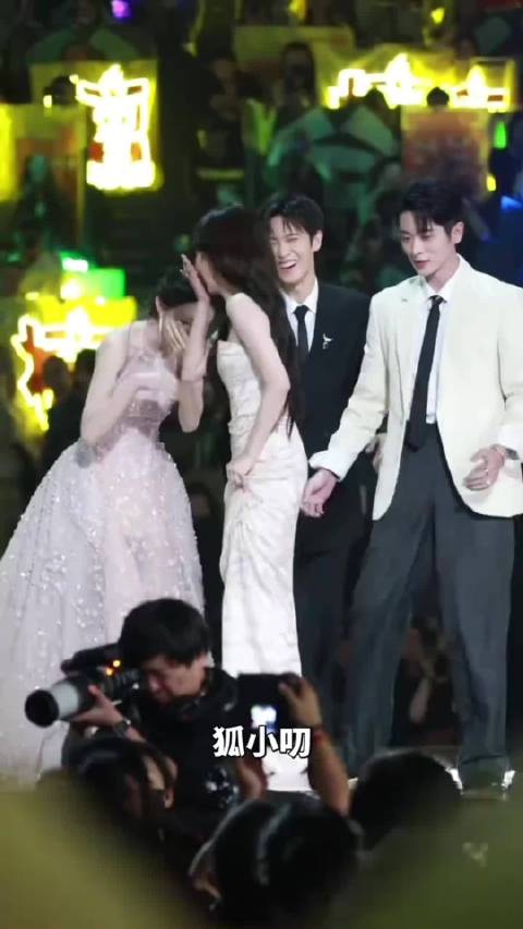 孟子义摔倒李昀锐迅速搀扶四人笑作一团