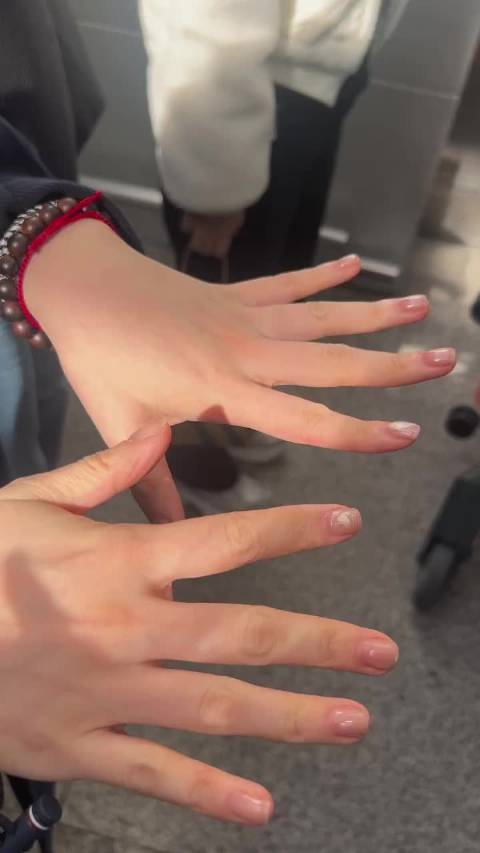 陈妍希展示蝴蝶美甲引粉丝惊叹