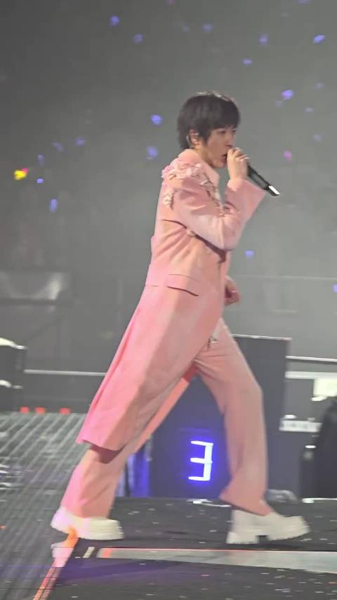 阿信摔下舞台后坚持演出，感谢朱孝天关心