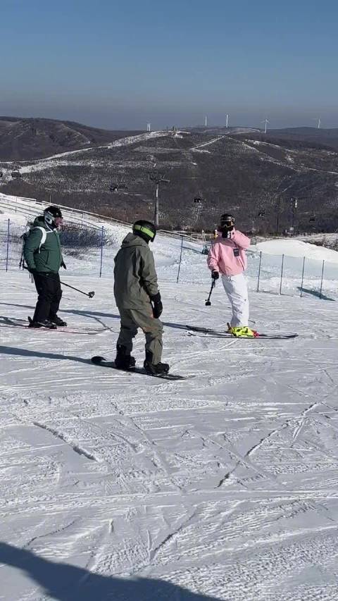 网友偶遇@郑恺 滑雪，还没适应的时候摔了一下，要注意安全哇