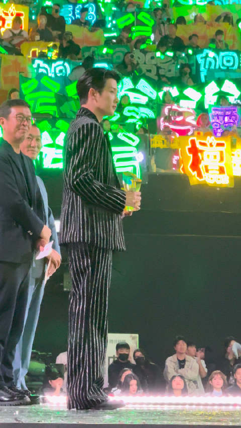 翩翩君子，大方得体的同时还谦逊有礼，不怪颁奖嘉宾露出如此欣赏认可的眼神