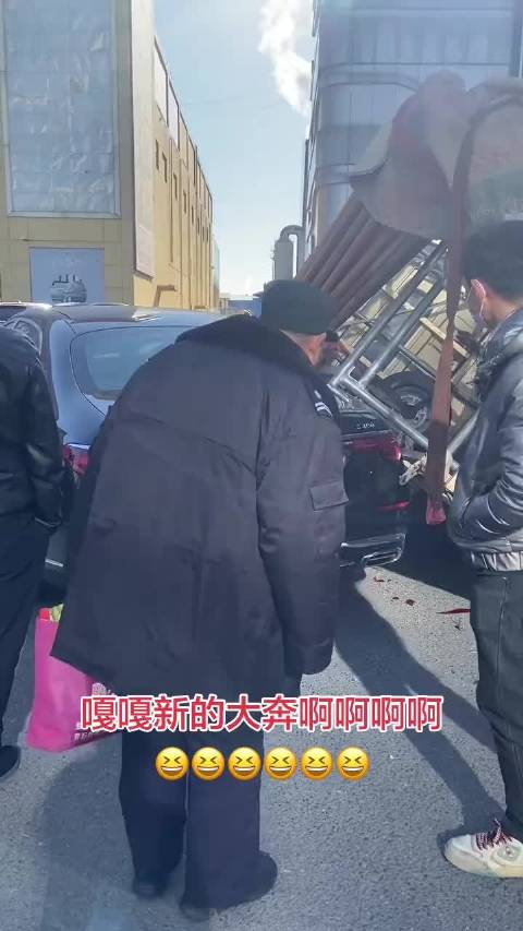 刚提的迈巴赫S480新车出门就被三轮撞了，车主心里肯定是万匹羊驼了