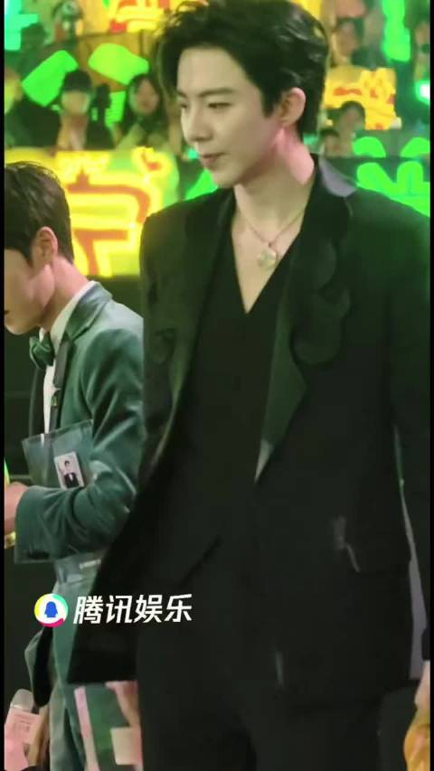 刘宇宁是回头说了什么？把宋祖儿逗成这样，连表情管理都不要了