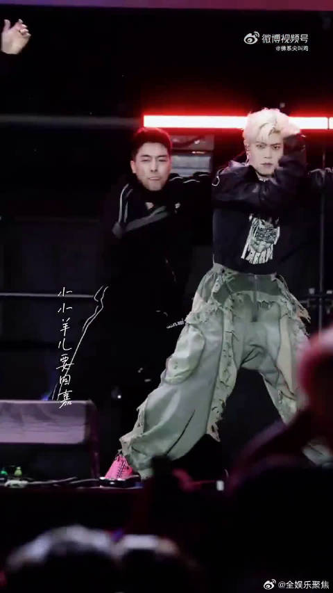 任嘉伦切换账号回归唱跳舞台，跨年表演引期待