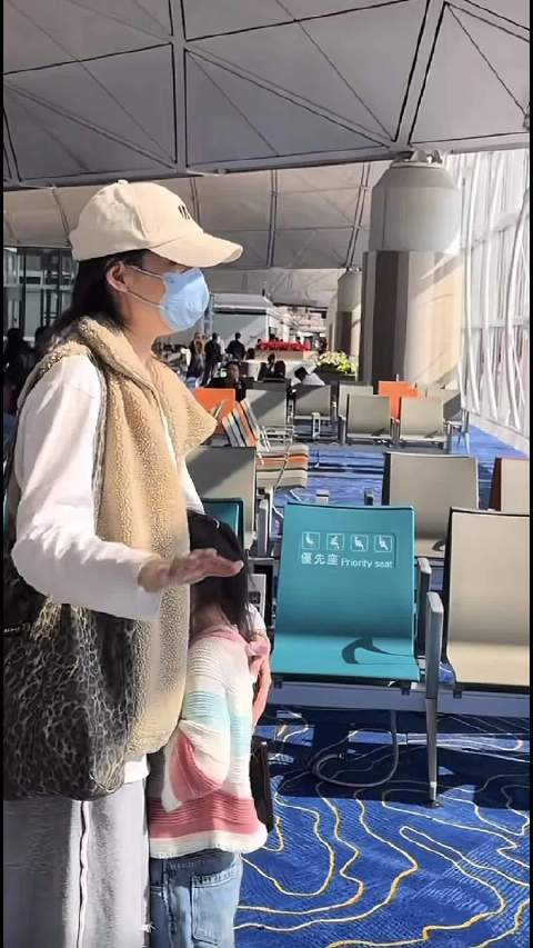 向佐郭碧婷冬至机场分别，仅拥抱女儿未理妻子