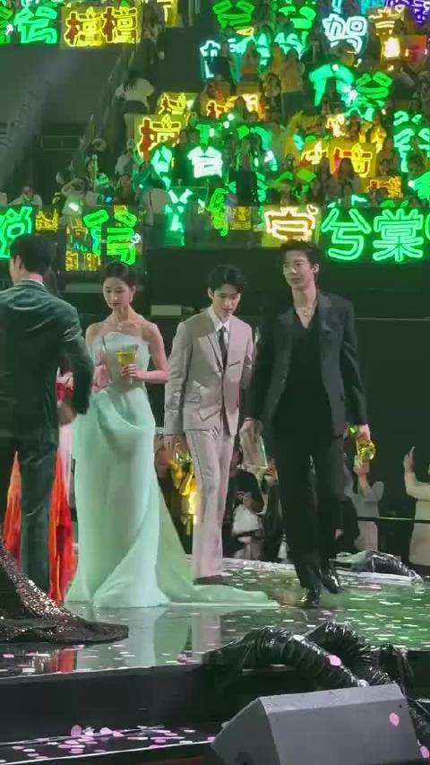 丁禹兮伸手欲扶宋祖儿下楼梯未果