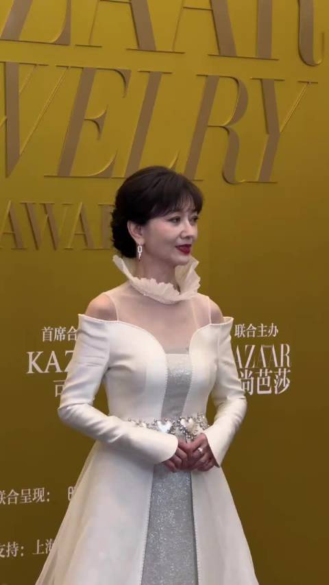 72岁赵雅芝出席时尚芭莎珠宝盛典，疲惫瞌睡瞬间被拍