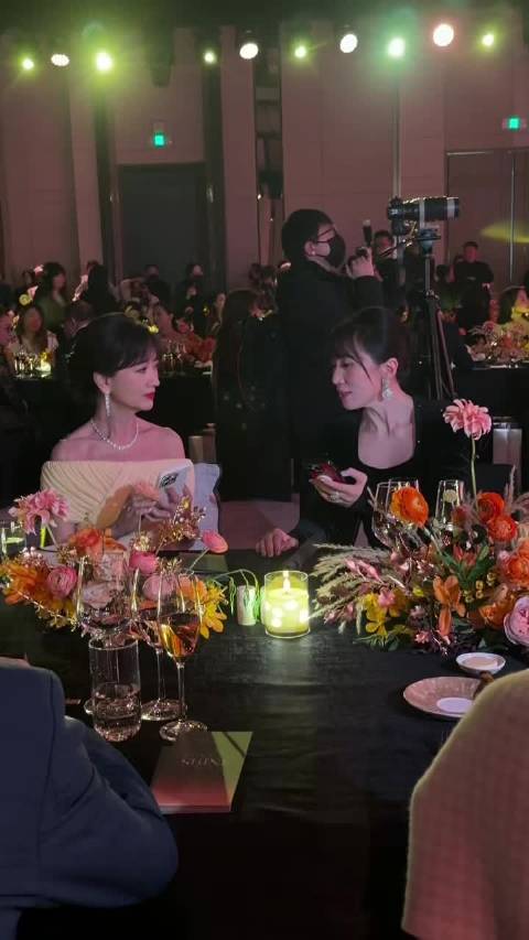 空降发帖“等餐中…”，还被拍到在线教学发超话，姐姐果然是8G冲浪选手