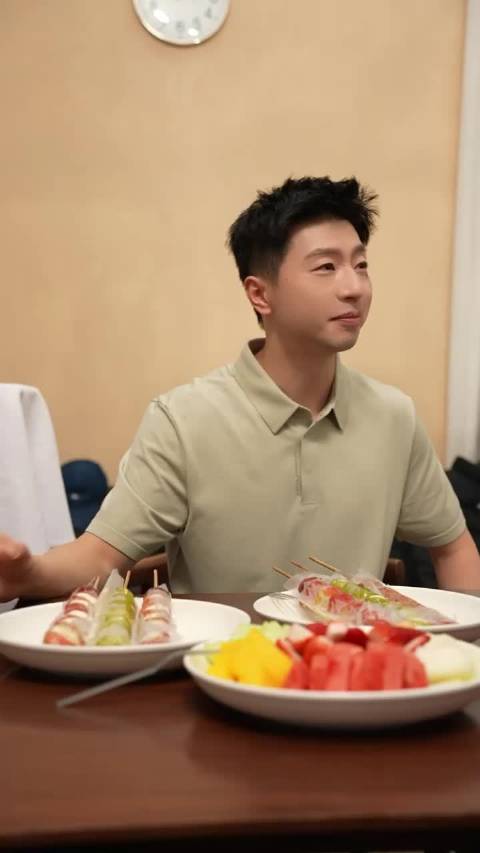 马龙也在吃奶皮子糖葫芦