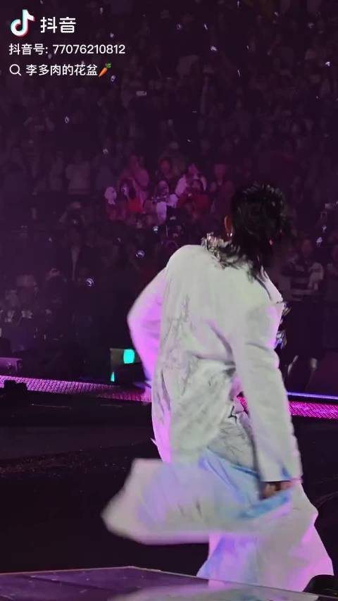 阿信上海演唱会摔下舞台手流血，F4成员紧急救助