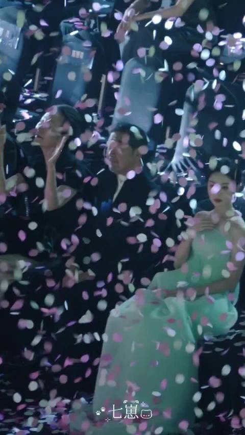 漫天花瓣雨中的陈都灵，就坐在那里就已经足够赏心悦目了！