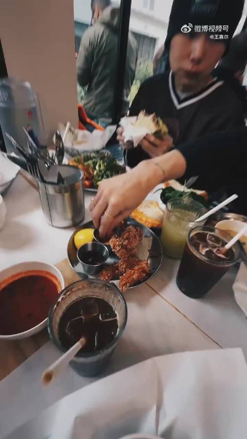 王嘉尔粉丝跨年告白，2024继续陪伴