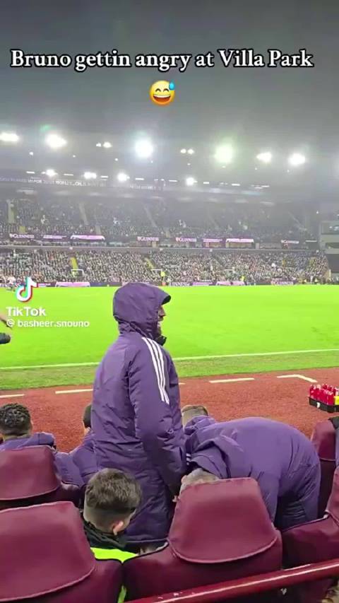 B费在替补席上与嘲讽他的维拉球迷“互动”