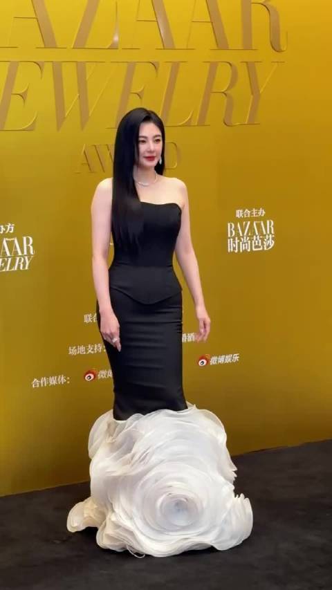 张雨绮盛典亮相状态惊艳，冻龄美貌引赞叹