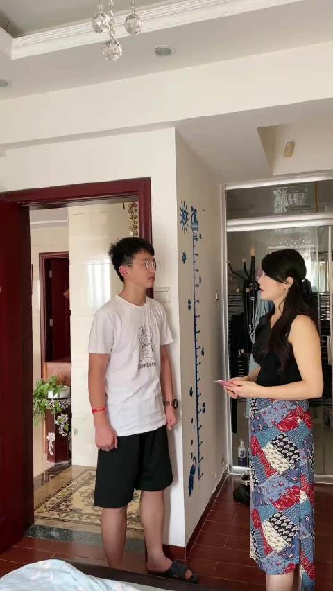 小草不是绿色是什么颜色？谢谢妈妈和哥哥送来的零花钱家有儿女 姻斗哥视频