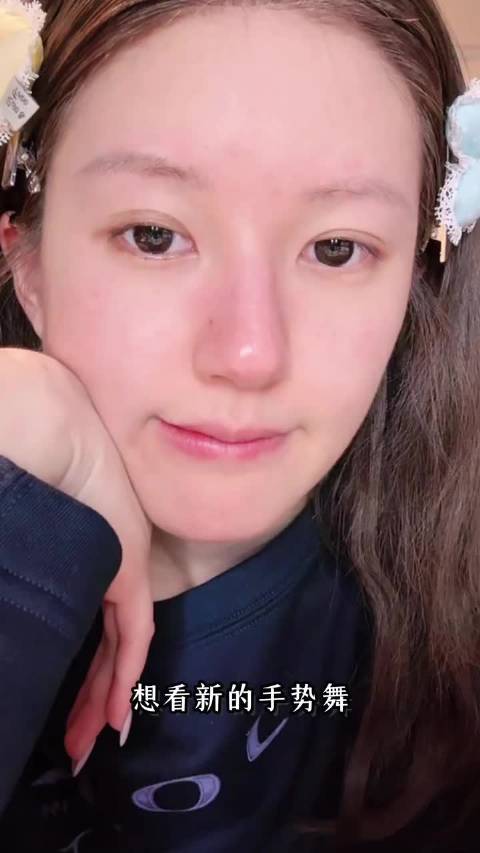 露思凌晨跳Chanel手势舞宠粉，热门舞蹈全都会