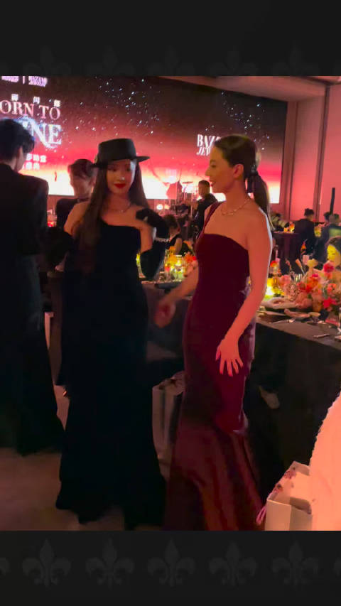 王鹤润见高圆圆全程星星眼，两美女同框颜值出众