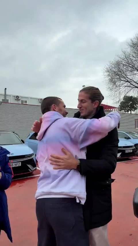 回家了！菲利佩·路易斯重返老东家马竞，与前队友格子、科克拥抱