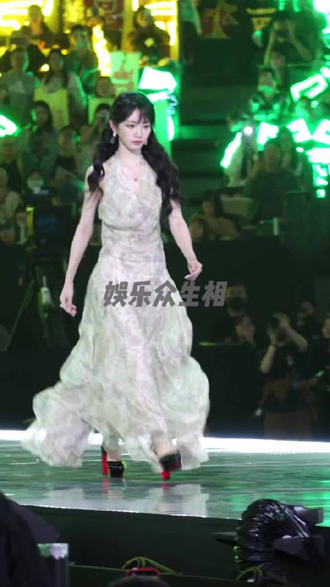 完全是女人中的女人~配上红底高跟鞋显得气血更足了